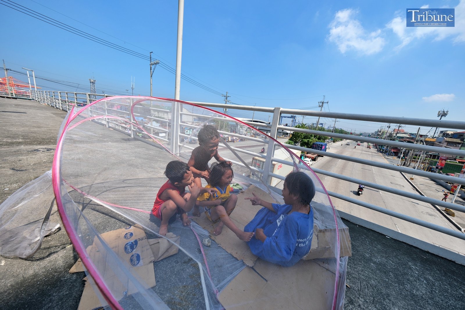 TRIBUNE-kids-playing-on-the-bridge